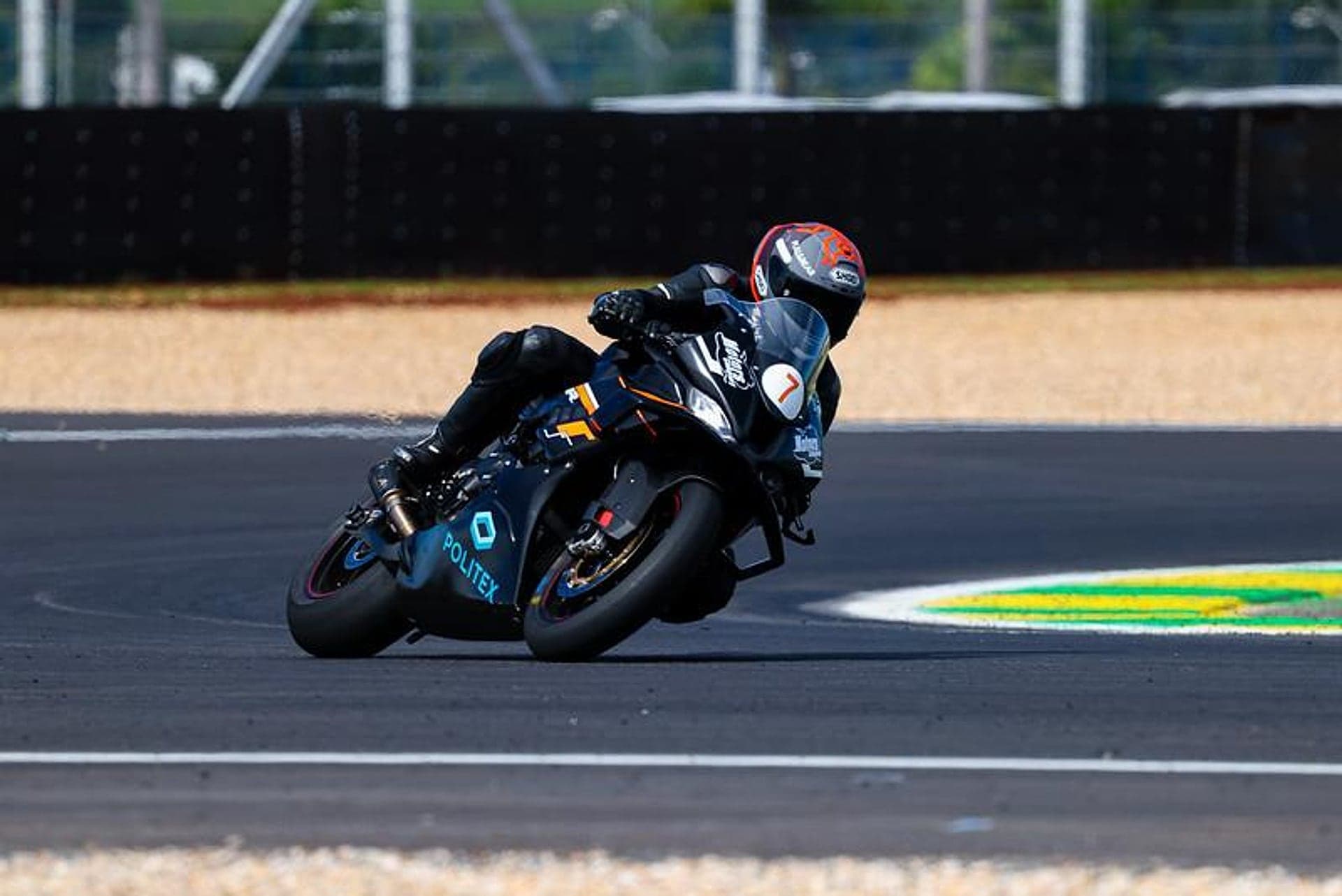 Piloto patrocinado pelo Grupo Politex em pista